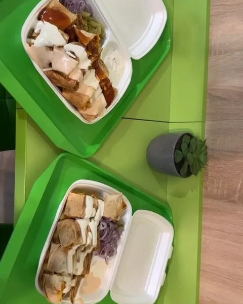 Două casolete deschise cu shawarma