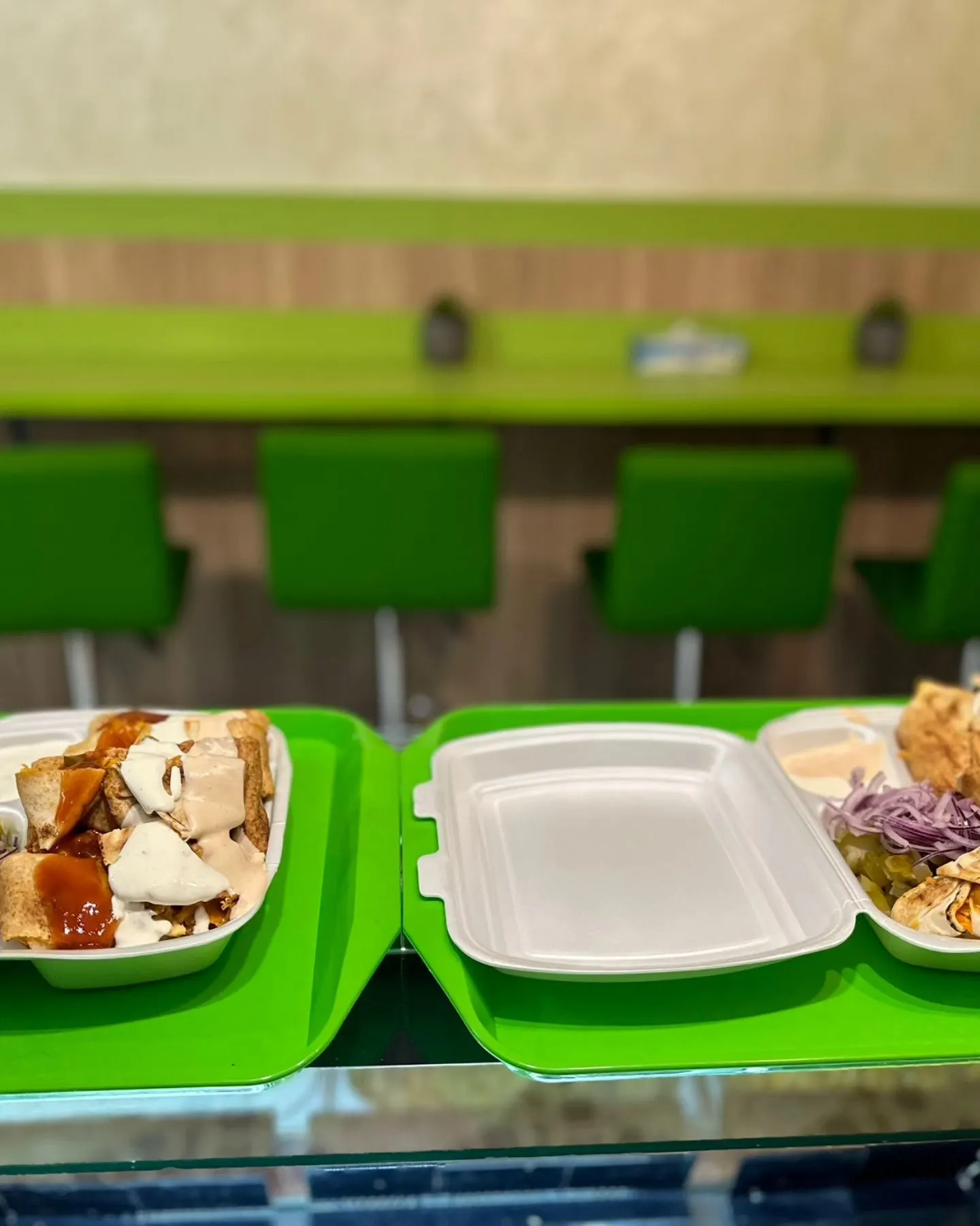 Două porții de shawarma în casolete pe tăvi verzi lime